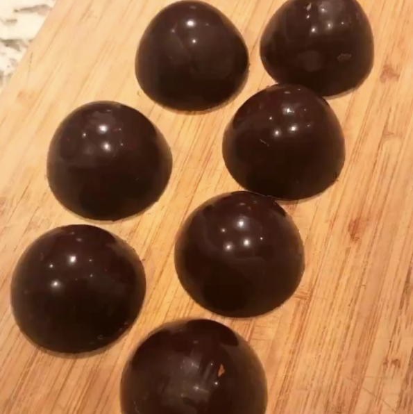 5 INGREDIENT, 5 MINUTE SALTED ALMOND DARK CHOCOLATES!